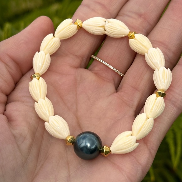 100A. Pīkake Shell hand carved flower bead & Swarovski Tahitian Pearl Bracelet - Picture 4 of 13